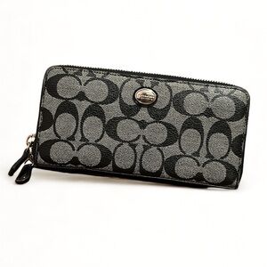 COACH Zippy Wallet
